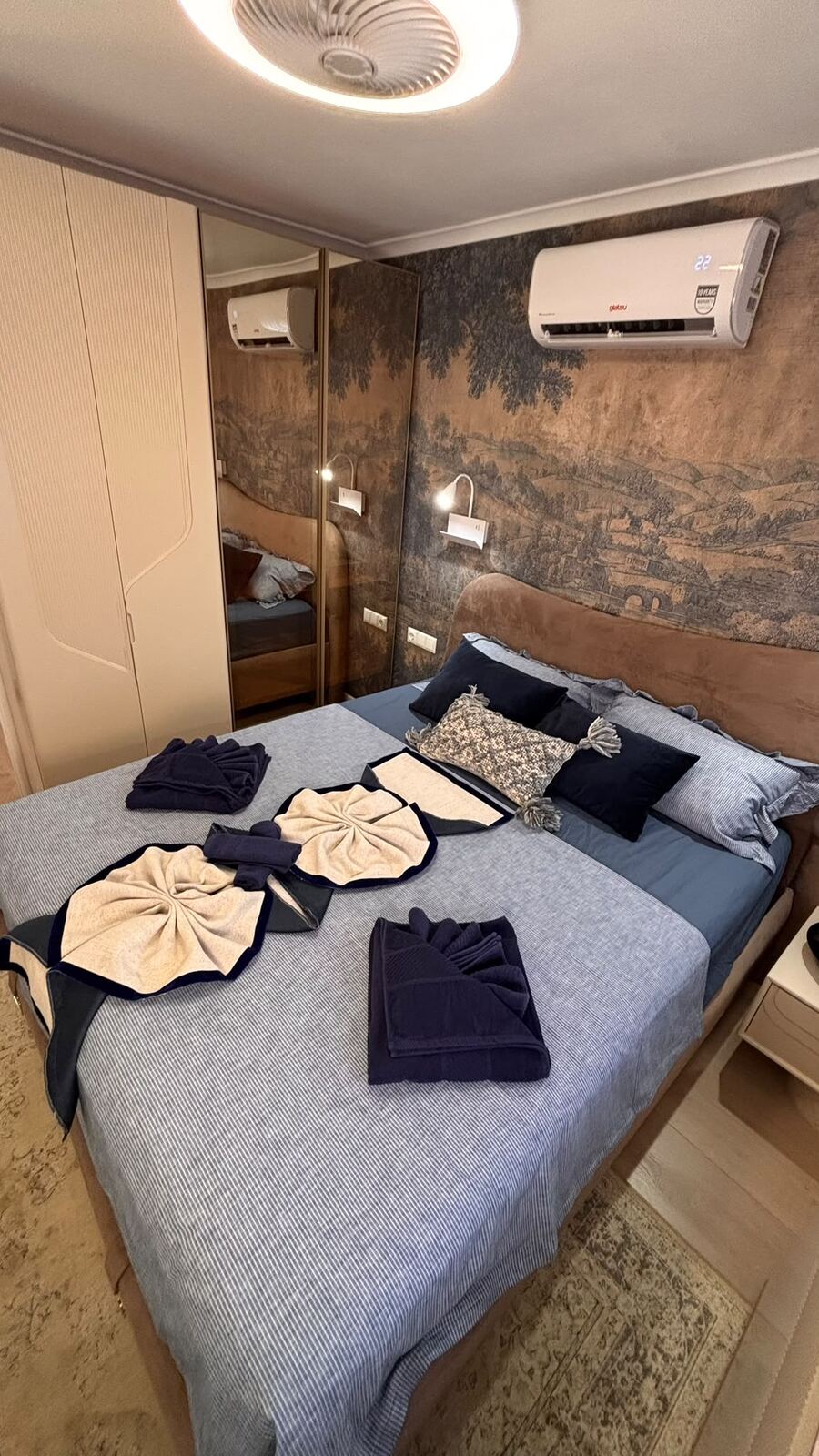 Main bedroom, blue linens, Apartamento Grace